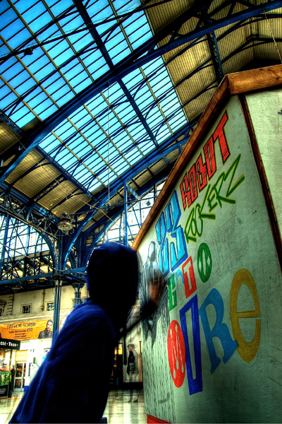 http://www.xyzbrighton.com/img/Live_Fat_Face_Launch_Brighton_Train_Station_Gus_Manzano_010410_09.jpg