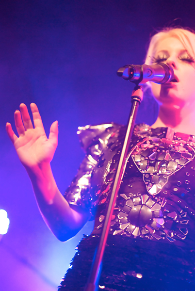 http://www.xyzbrighton.com/img/Live_Little_Boots_Concorde2_Gus_Manzano_221009_02.jpg