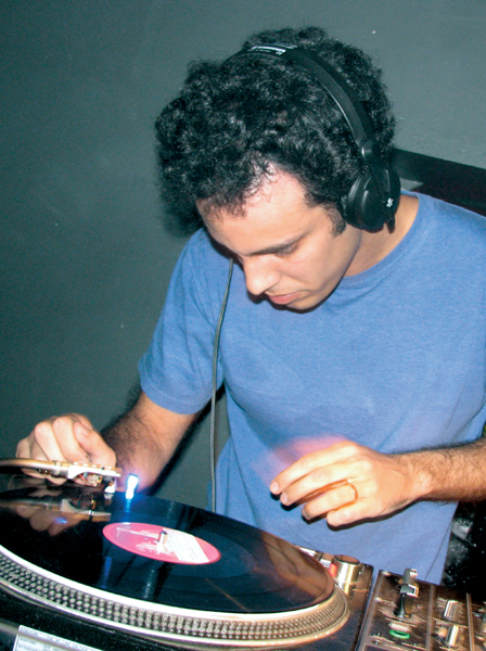 http://www.xyzbrighton.com/img/Live_fourtet_audio_ed_isaacs_301009_07.jpg