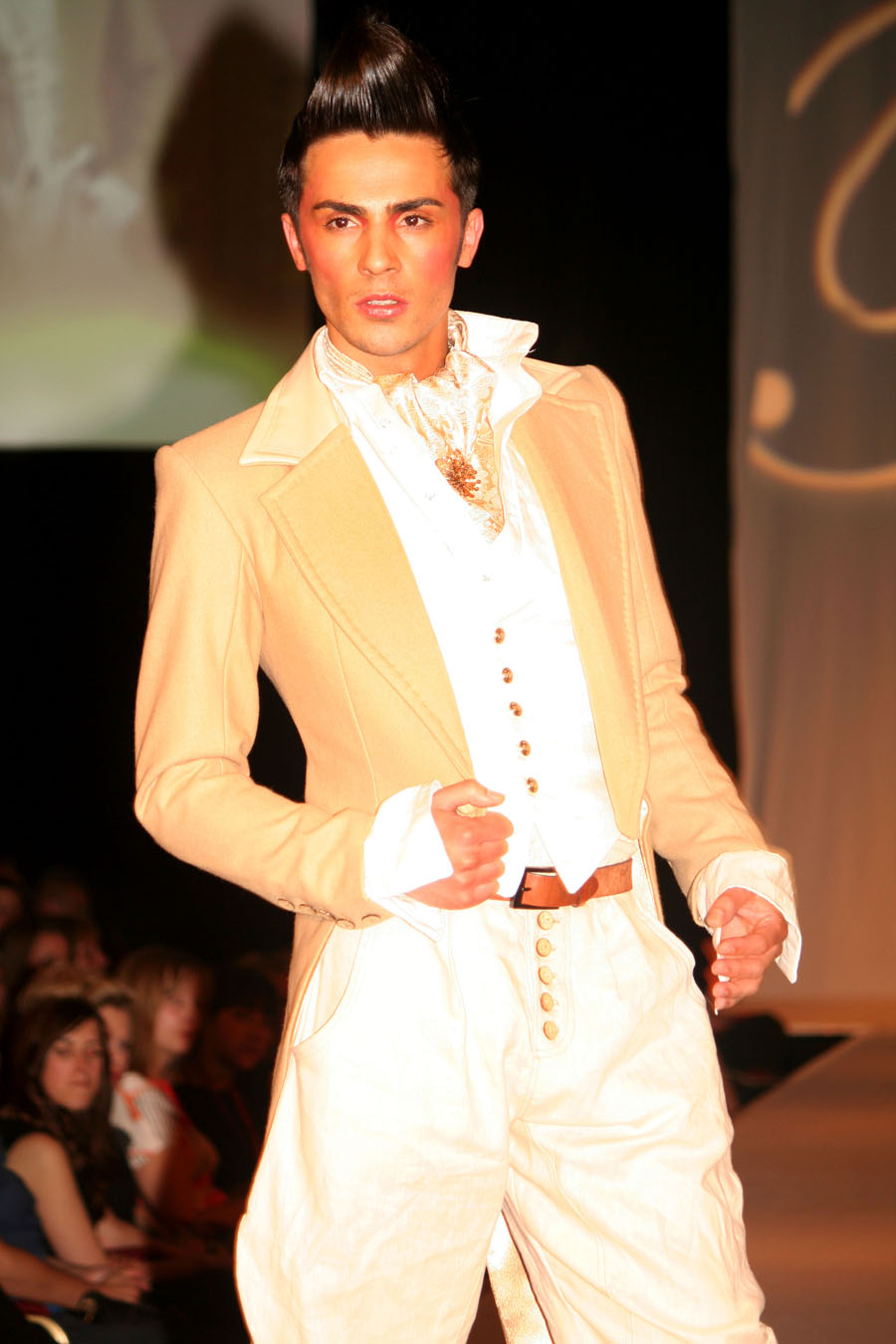 http://www.xyzbrighton.com/img/brighto%20frocks/Brighton_frocks_catwalk_hilton_hotel_220509_04.JPG