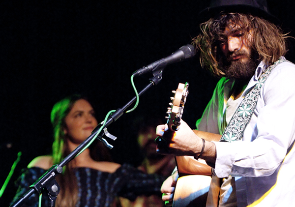 http://www.xyzbrighton.com/img/live_angus_and_julia_stone_duke_of_yorks_keith_trigwell_120410_12.jpg