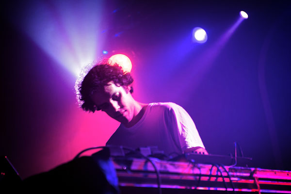 http://www.xyzbrighton.com/img/live_four_tet_concorde2_emmest_170310_03.jpg