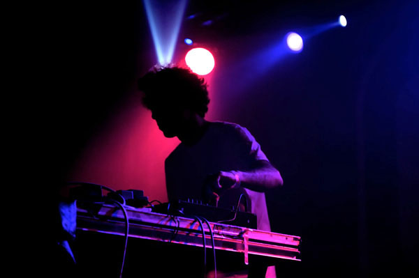 http://www.xyzbrighton.com/img/live_four_tet_concorde2_emmest_170310_04.jpg