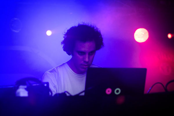 http://www.xyzbrighton.com/img/live_four_tet_concorde2_emmest_170310_08.jpg