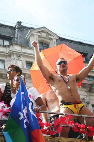http://www.xyzbrighton.com/img/live_gaypride_london_liz_chambers_030710_11.jpg