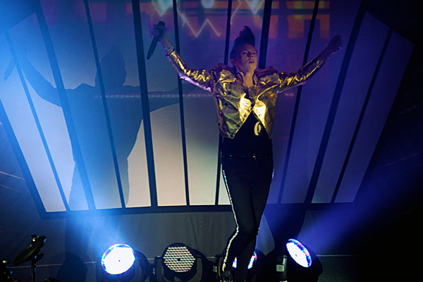 http://www.xyzbrighton.com/img/live_la_roux_brighton_dome_emmest_280410_12.jpg