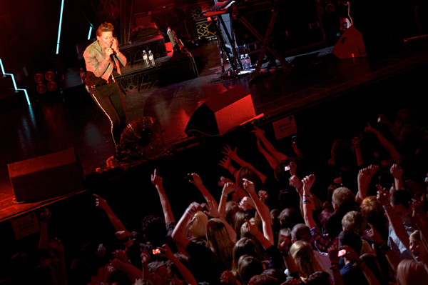 http://www.xyzbrighton.com/img/live_la_roux_brighton_dome_emmest_280410_14.jpg