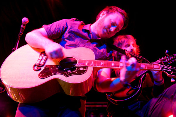 http://www.xyzbrighton.com/img/live_turin_brakes_concorde2_emmest_270310_04.jpg